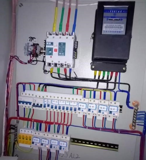 電路安裝保險絲，防止電路故障